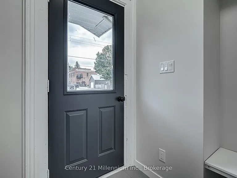 276 Edward St #UPPER — Photo 2