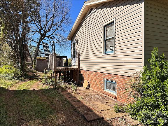 4th image of 621 E 11th St