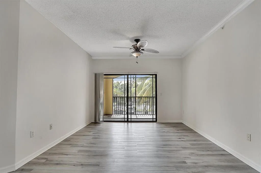 3 bed, 2.0 bath, 1316 sqft, $2,850 — Photo 2
