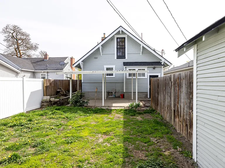 621 E 33rd Ave — Photo 35