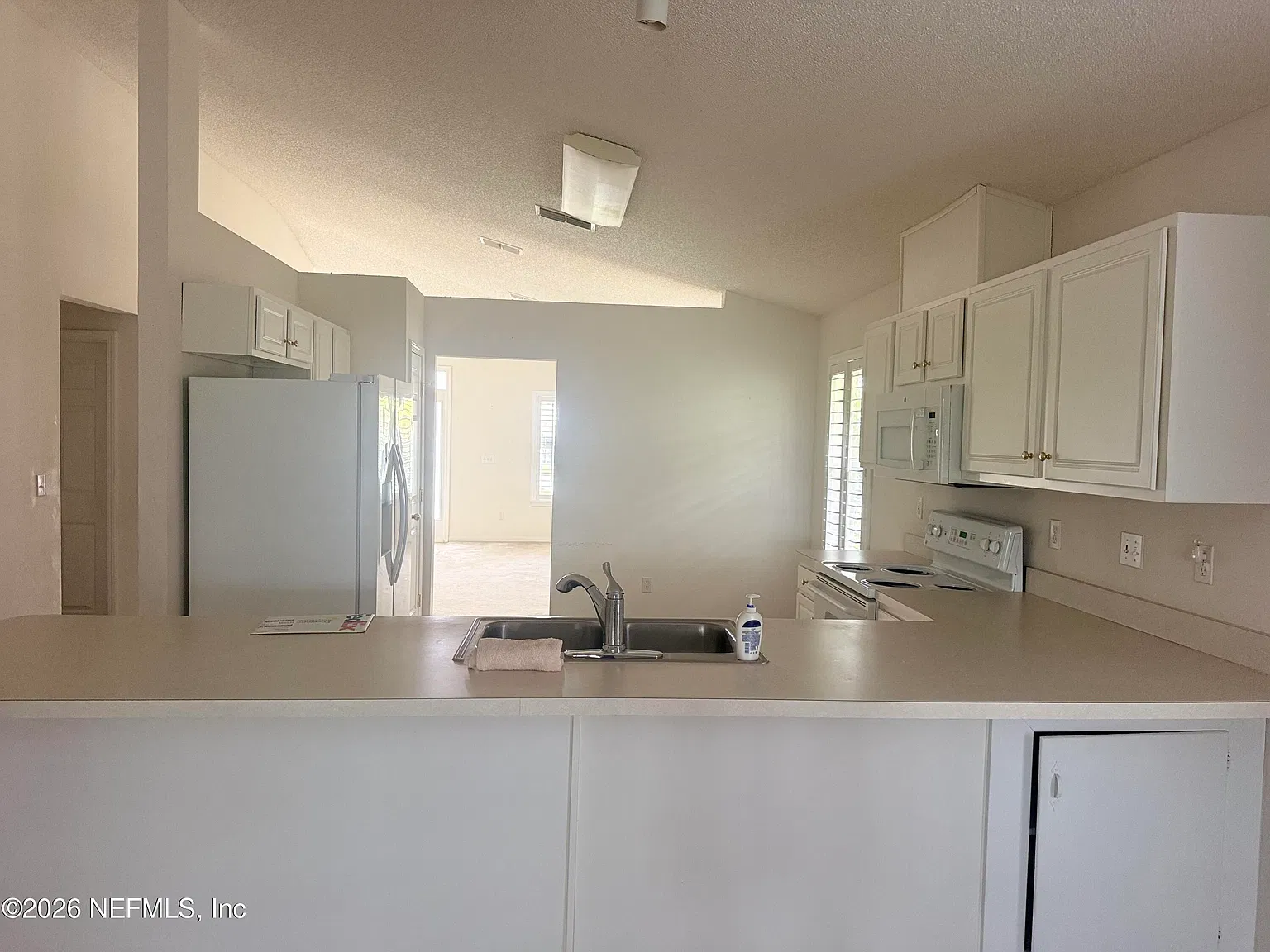 3 bed, 2.0 bath, 1917 sqft, $2,050 — Photo 4