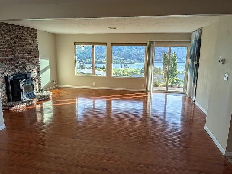 602 Columbia Dr — Photo 3