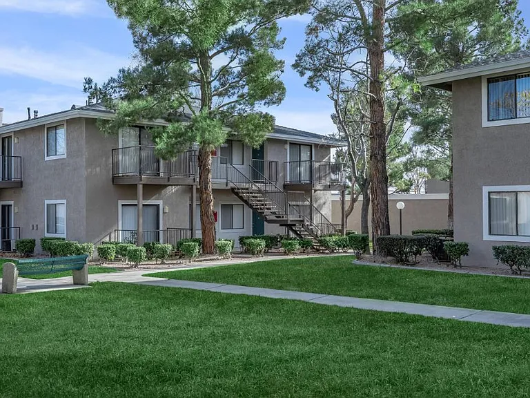 Wimbledon Apartments — Photo 22