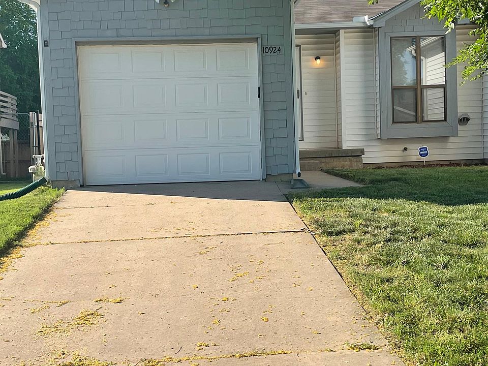 1 car garage and fenced back yard