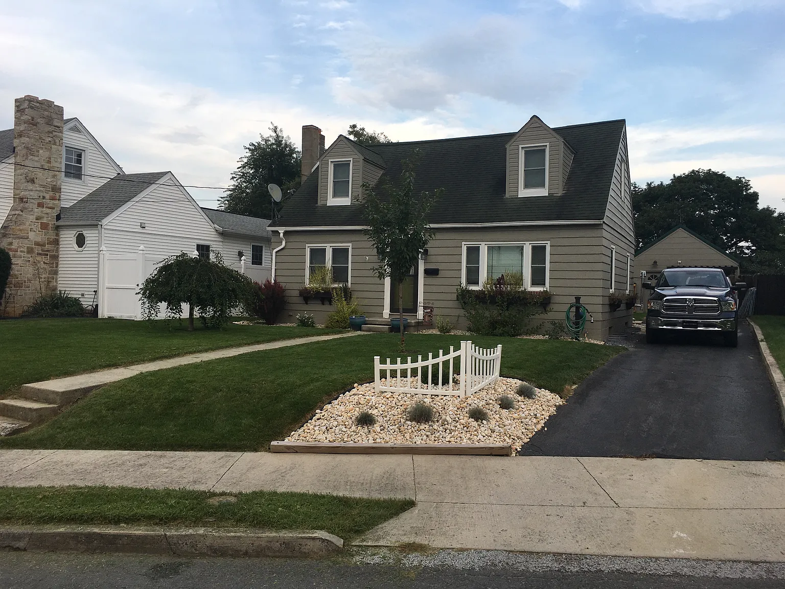 838 Middle St photo 1