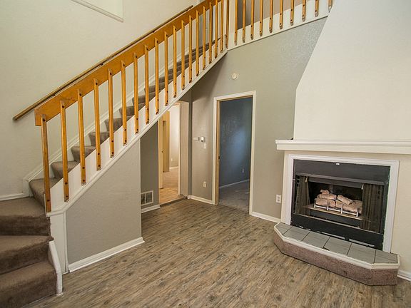 1921 Arapahoe Ave Living Area