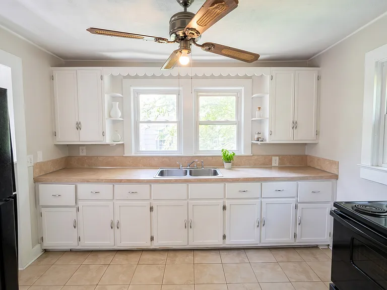 1646 Berkley St SW — Photo 9