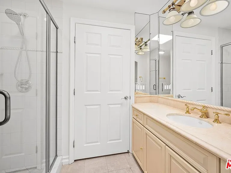 1000 Granville Ave #404 — Photo 48