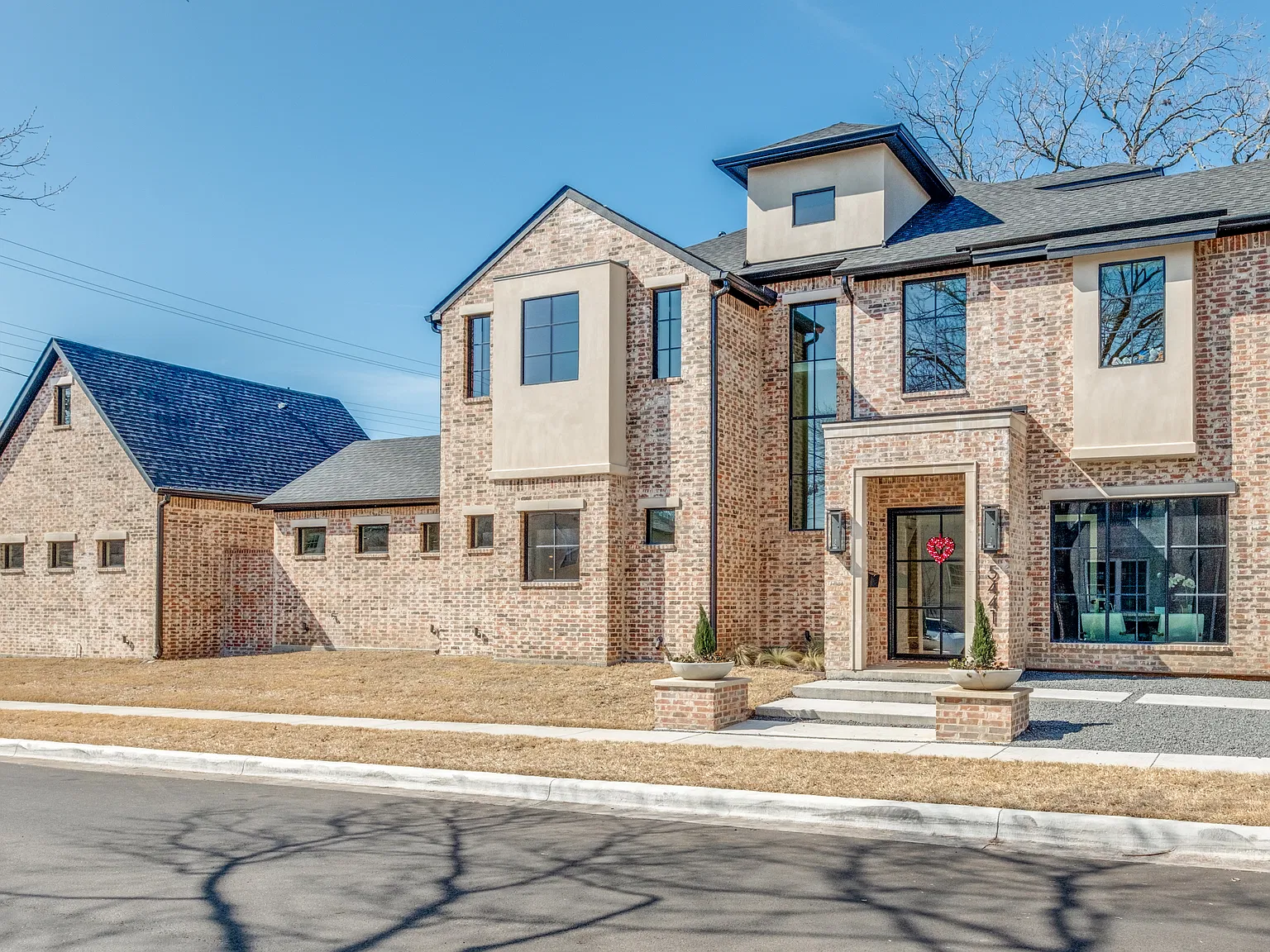 5 bed, 5.5 bath, 5003 sqft, $30,000 — Photo 2