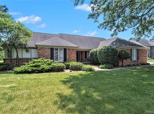 417 Oakbridge Dr, Rochester, MI 48306