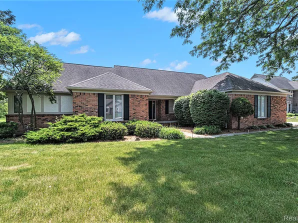 417 Oakbridge Dr, Rochester, MI 48306