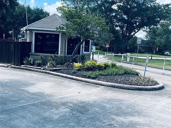 5th image of 631 E Country Grove Cir