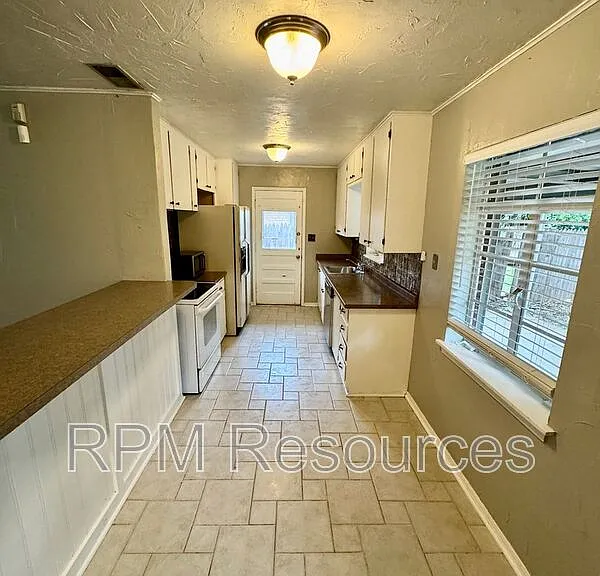 2137 Barclay Rd — Photo 9