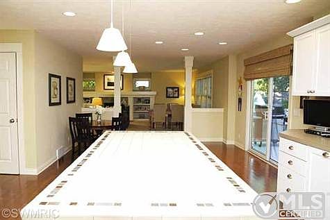 Kitchen & Dining Area