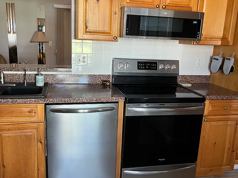 325 Windrush Loop — Photo 7