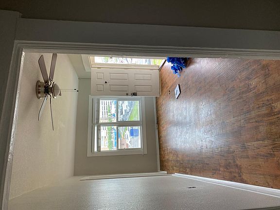 4th image of 1601 Hemphill St #9
