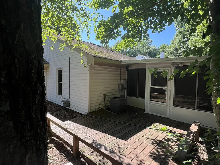 921 Wickford Dr — Photo 2