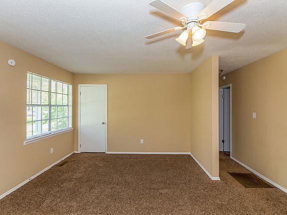 3rd image of 4015 Goodwin Rd