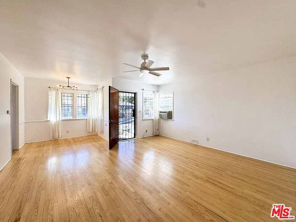 2 bed, 1.0 bath, 900 sqft, $3,200 — Photo 2