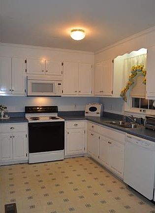 3rd image of 4400 Wrenn Forrest Dr