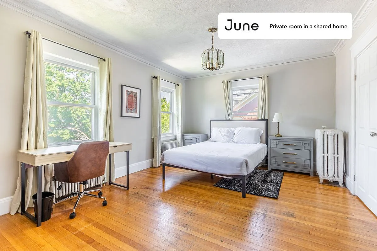 Queen bedroom in 9 bed/2 bath home in Brighton #1341 C — Photo 1