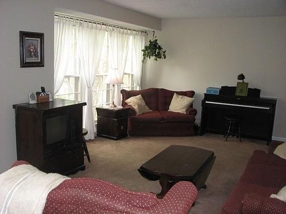 SEPARATE LIVING ROOM