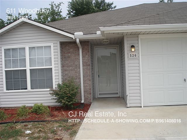 1st image of 611 NW Woodbury Dr
