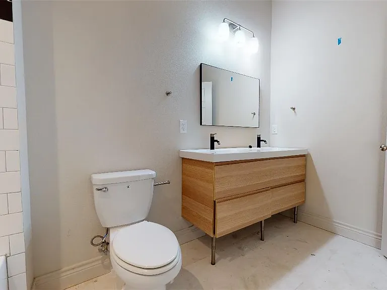 305 W 27th St #225 — Photo 14