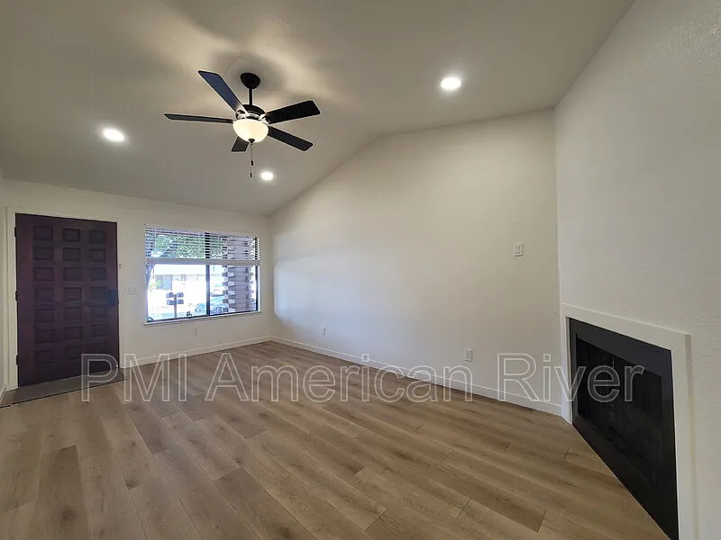 2 bed, 1.0 bath, 941 sqft, $1,890 — Photo 2