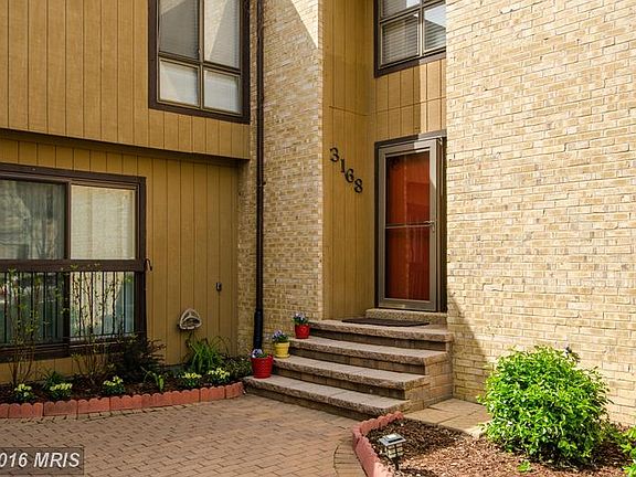Semi-detached end unit w/ paved walk-way & garden