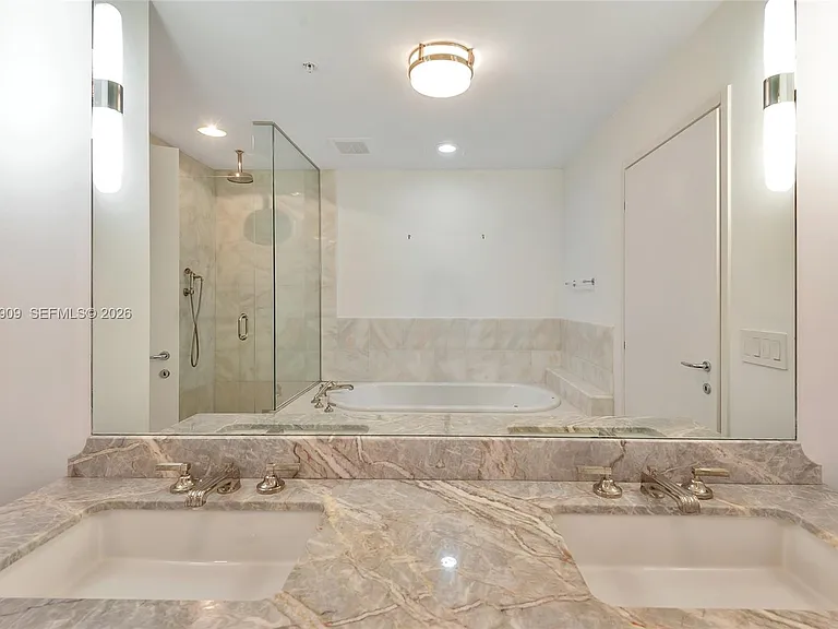 50 S Pointe Dr #2007 — Photo 34