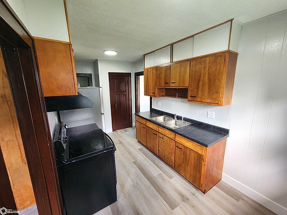 3rd image of 508 1st St NE