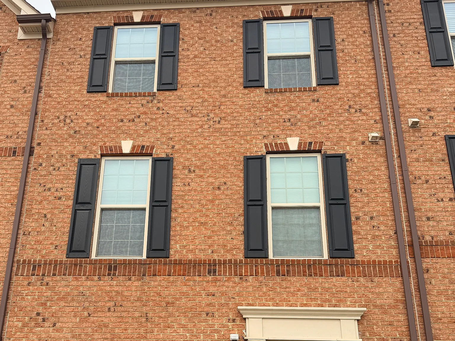 4 bed, 2400 sqft, $3,450 — Photo 1