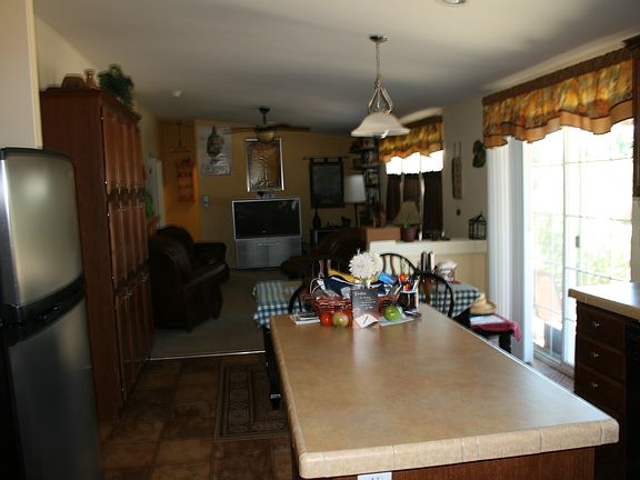  Island/Eat in Kitchen