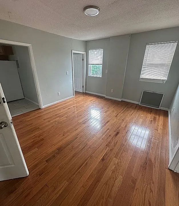 1st image of 842 Congress Ave #3