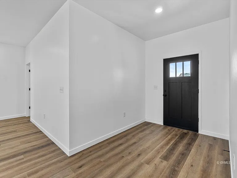 2926 W Eagle Dr — Photo 2