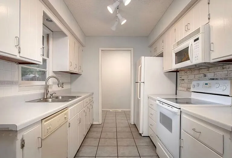 1714 W Swan St — Photo 5