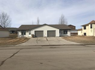 3204 10th St SW, Minot, ND 58701