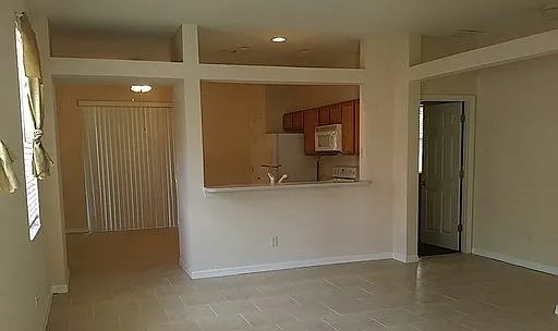 1077 Singleton Cir — Photo 2