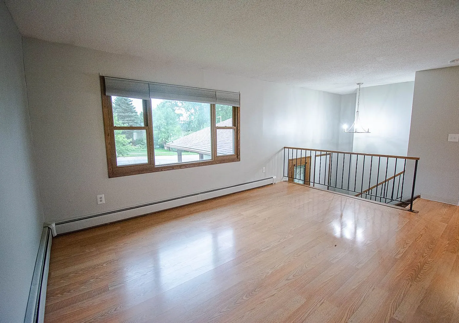 Beautiful Willow Heights 4br home on corner lot with fenced yard! — Photo 3