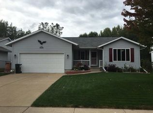 6919 Cresthill Dr, Davenport, IA 52806