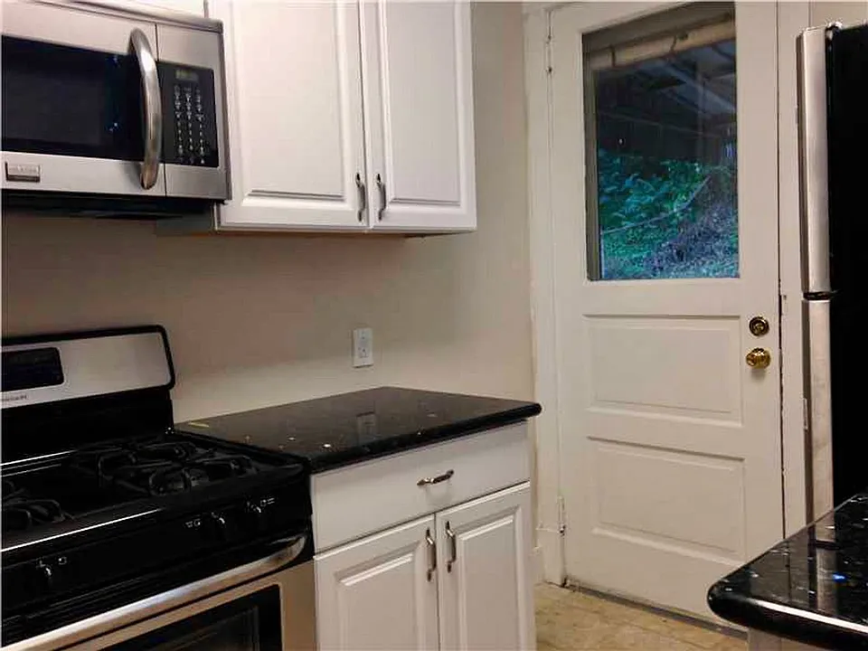 687 Forest Ave