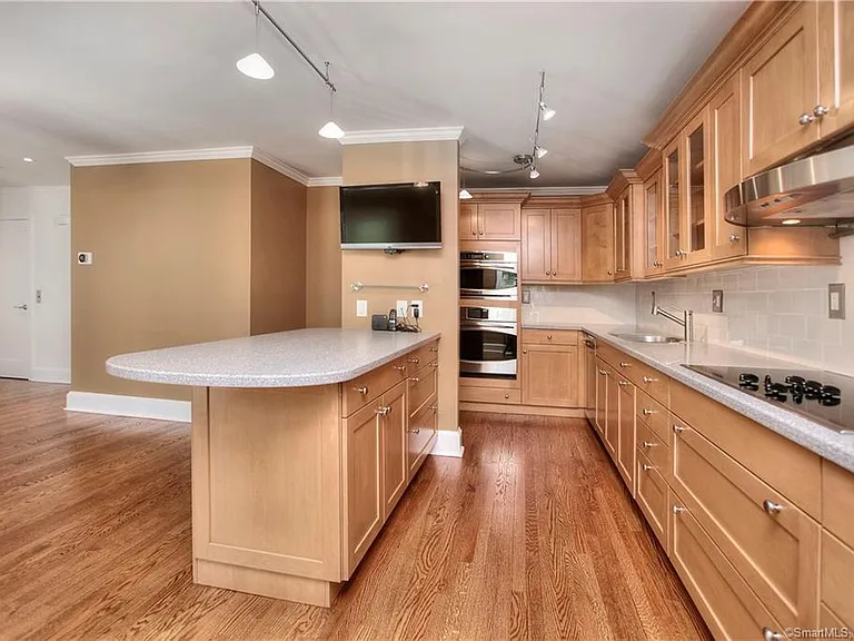 450 Center St #15 — Photo 8