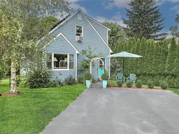 4 Central Ct, Warren, RI 02885