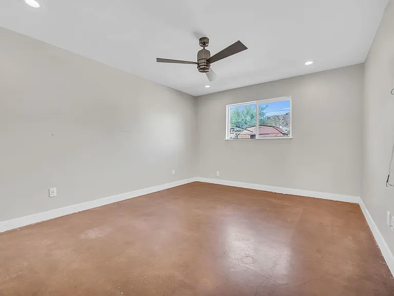 1522 E Griswold Rd — Photo 22