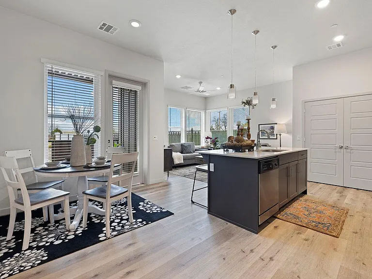 La Vida 55+ Luxury Living — Photo 4