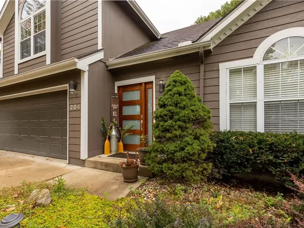 204 NW Cody Dr, Lees Summit, MO 64081