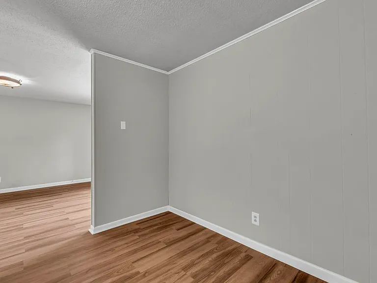 102 S Browder St — Photo 5