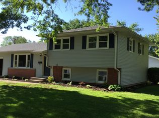 1615 Davenshire Dr, Bettendorf, IA