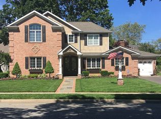 14 Garfield St, Garden City, NY 11530